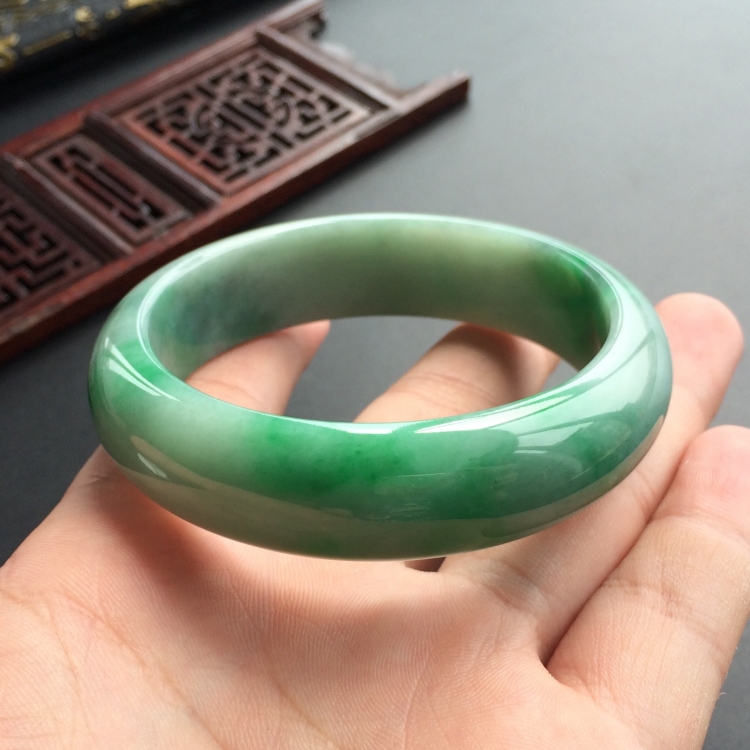 (超值推荐)糯冰种飘翠手镯(57.7mm)