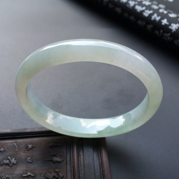 （超值推荐）糯冰种淡晴水贵妃镯（59.2mm-50nmm）