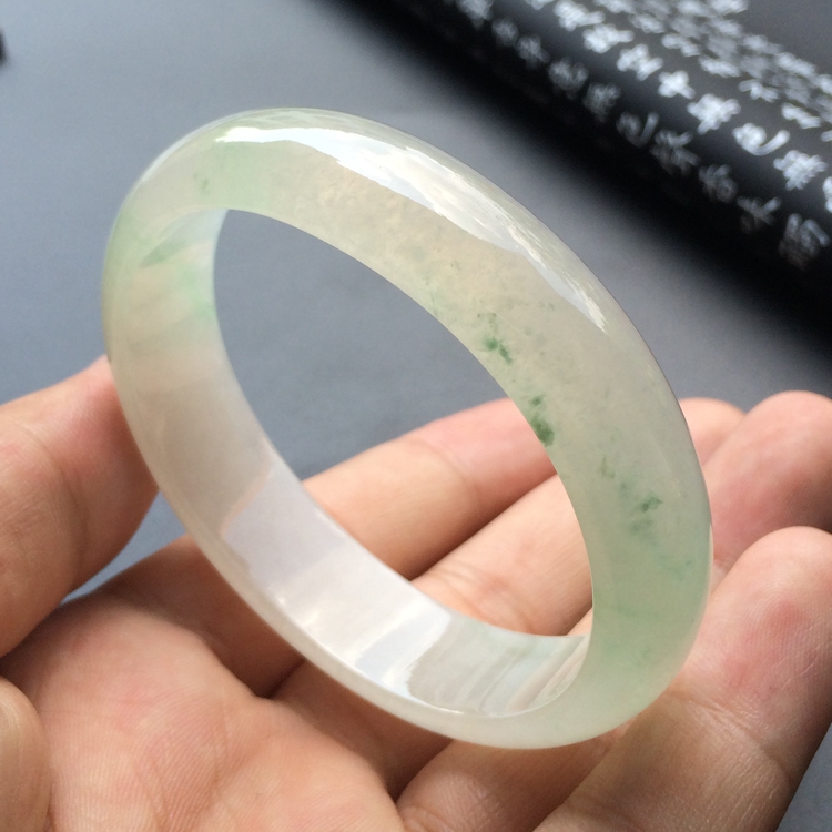 （超值推荐）糯冰种略飘花贵妃镯（56.8mm-49.5mm）