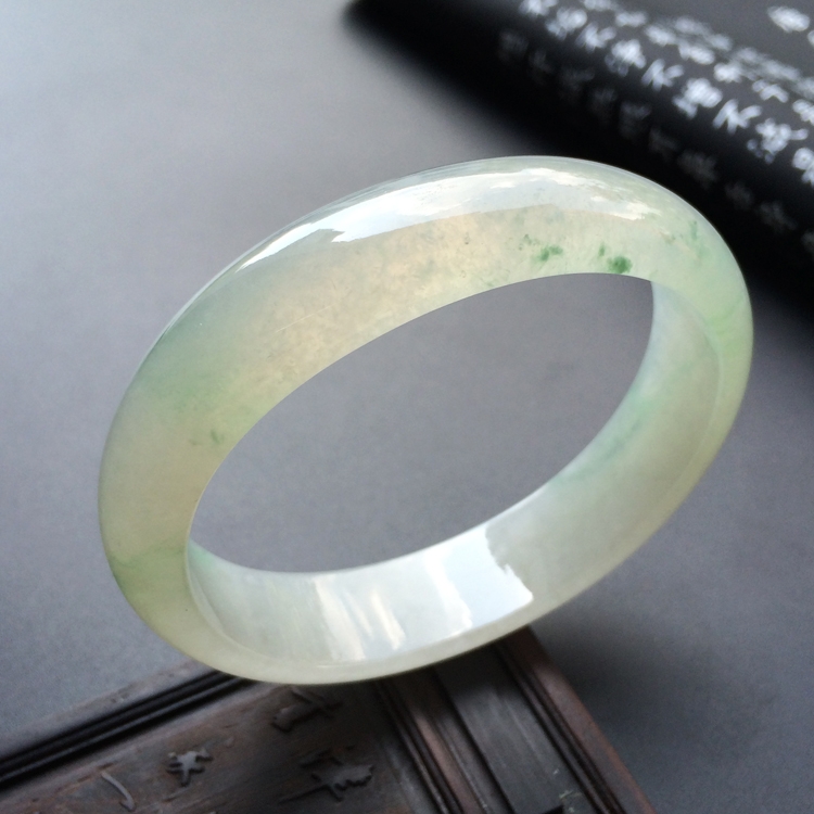 （超值推荐）糯冰种略飘花贵妃镯（56.8mm-49.5mm）