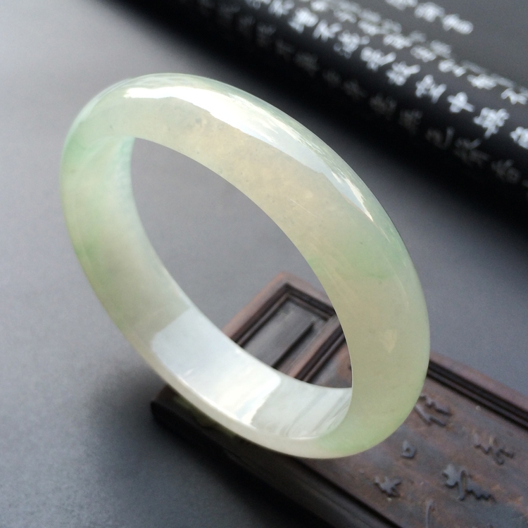 （超值推荐）糯冰种略飘花贵妃镯（56.8mm-49.5mm）
