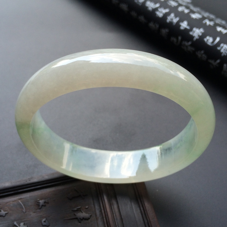 （超值推荐）糯冰种略飘花贵妃镯（56.8mm-49.5mm）