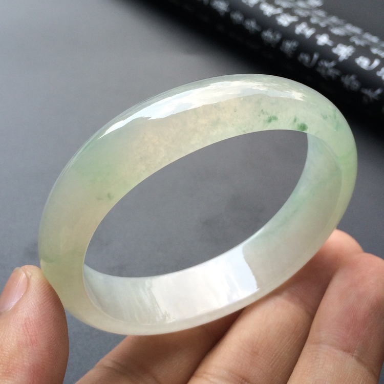 （超值推荐）糯冰种略飘花贵妃镯（56.8mm-49.5mm）
