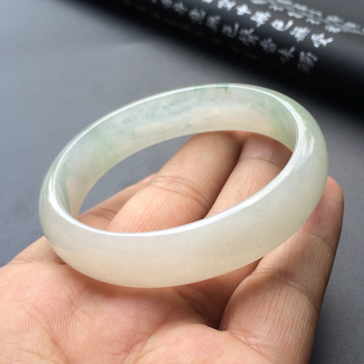 （超值推荐）糯冰种略飘花贵妃镯（56.8mm-49.5mm）
