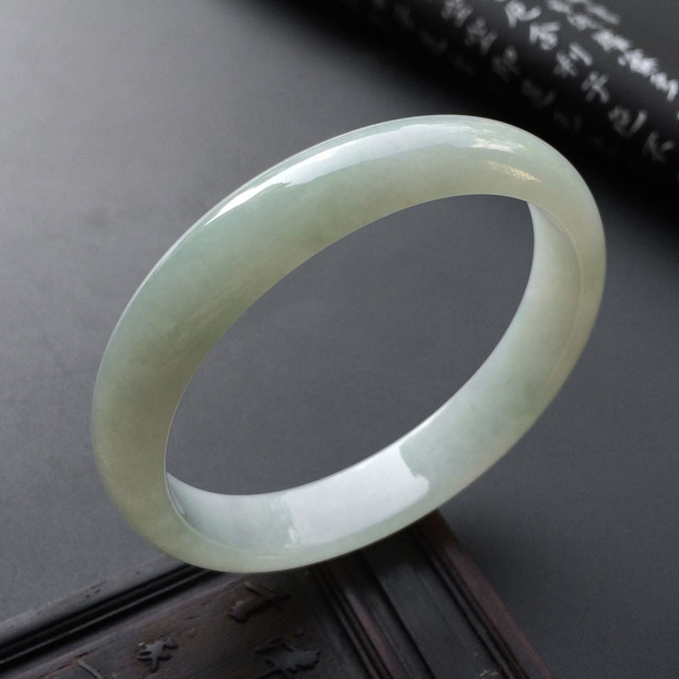 糯冰种淡晴水贵妃手镯(55.6mm-51mm)