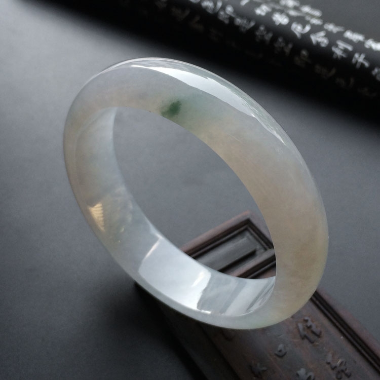 糯冰种略飘花手镯（58.2mm）
