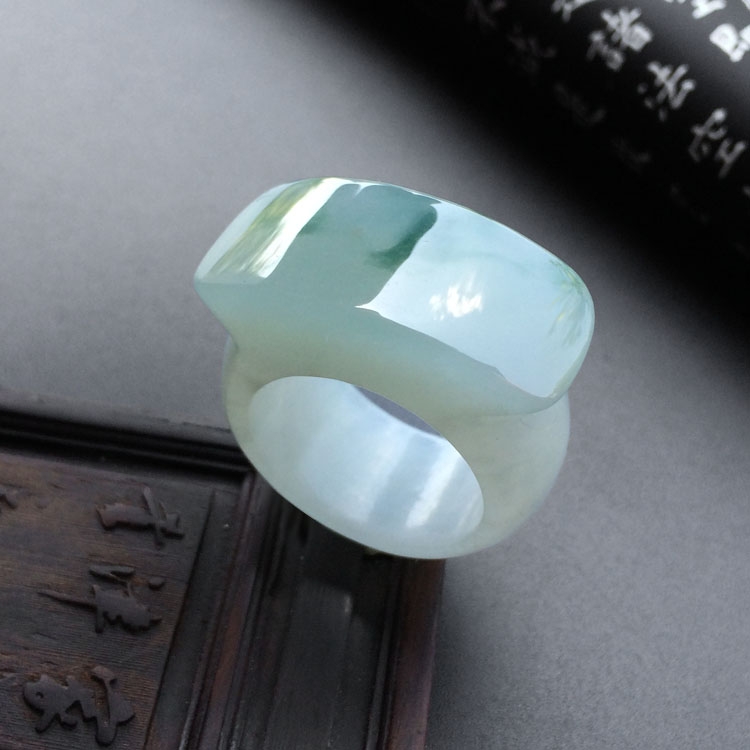 (超值推荐)糯冰种飘花马鞍扳指