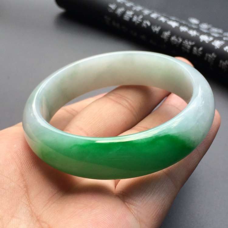 （超值推荐）糯冰种飘阳绿手镯（54.8mm）