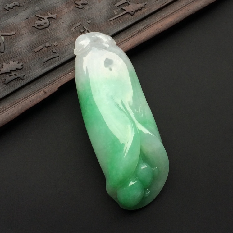 糯冰种浅绿玉兰花挂件