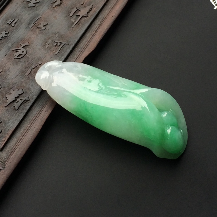 糯冰种浅绿玉兰花挂件