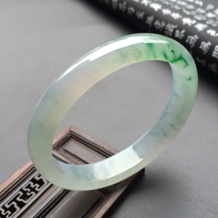 （超值推荐）冰种飘绿花贵妃镯（55.6mm-49mm）
