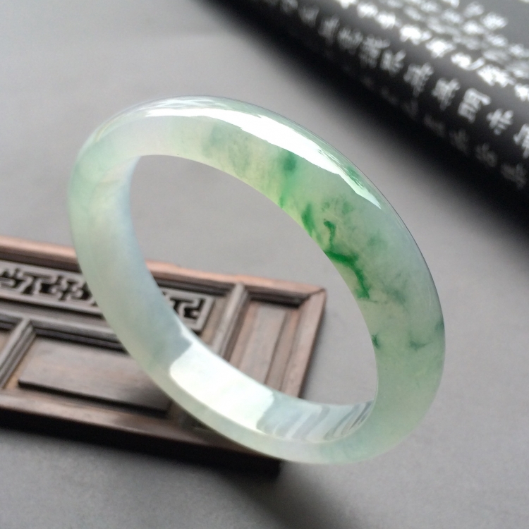 （超值推荐）冰种飘绿花贵妃镯（55.6mm-49mm）
