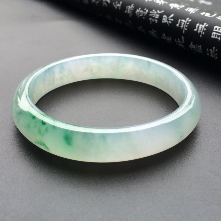 （超值推荐）冰种飘绿花贵妃镯（55.6mm-49mm）