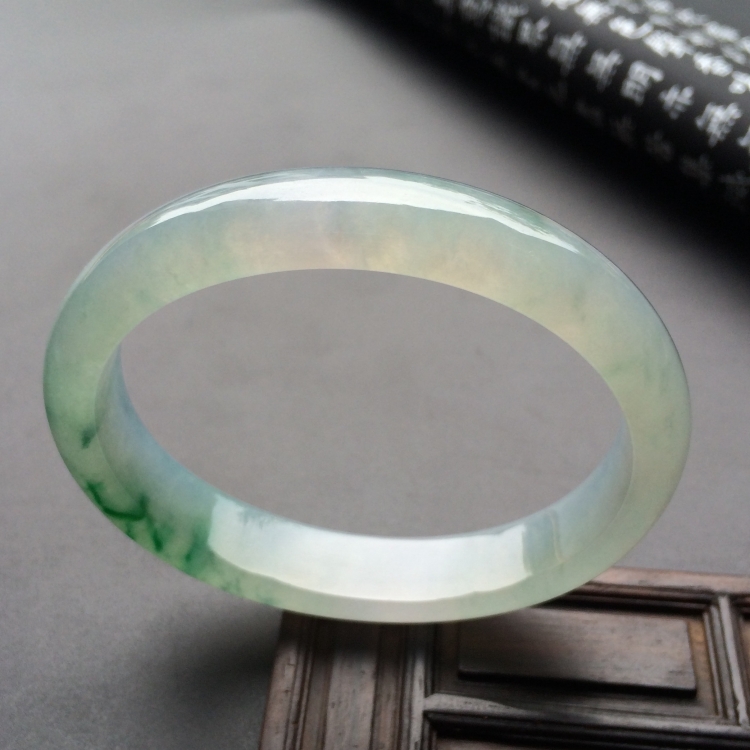 （超值推荐）冰种飘绿花贵妃镯（55.6mm-49mm）