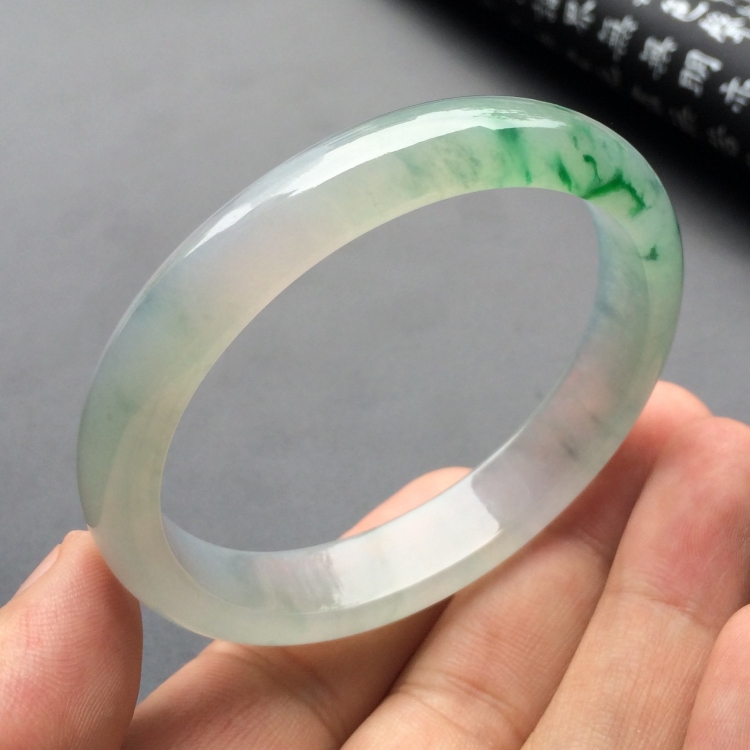 （超值推荐）冰种飘绿花贵妃镯（55.6mm-49mm）