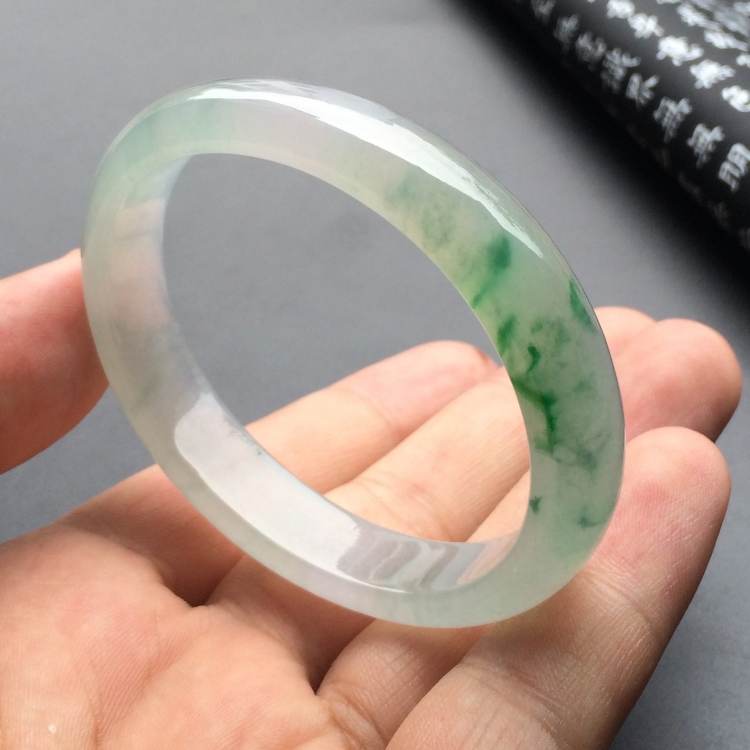 （超值推荐）冰种飘绿花贵妃镯（55.6mm-49mm）