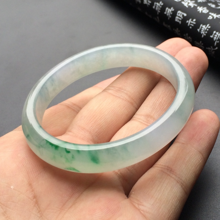 （超值推荐）冰种飘绿花贵妃镯（55.6mm-49mm）