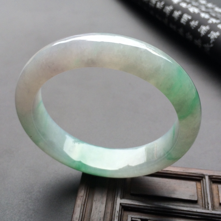 （超值推荐）糯冰种飘绿花手镯（55.4mm）