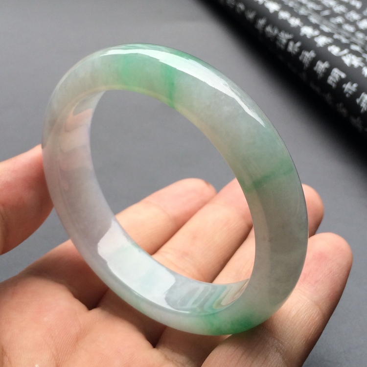 （超值推荐）糯冰种飘绿花手镯（55.4mm）