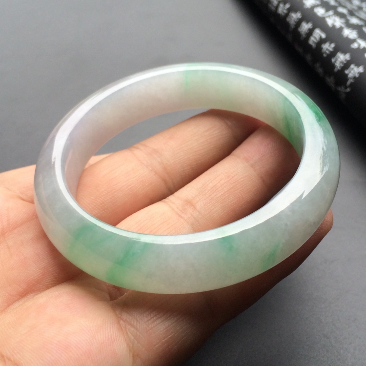 （超值推荐）糯冰种飘绿花手镯（55.4mm）