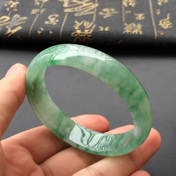 (超值推荐)糯冰种飘花贵妃镯(56.3mm-50.2mm)