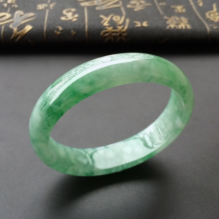 (超值推荐)糯冰种飘花贵妃镯(56.3mm-50.2mm)