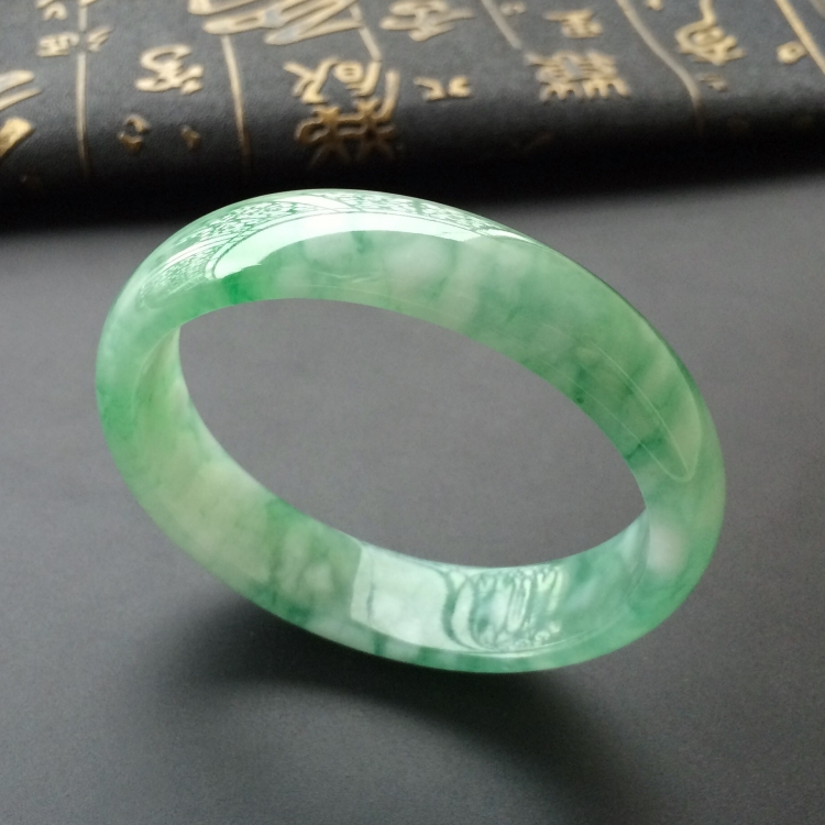 (超值推荐)糯冰种飘花贵妃镯(56.3mm-50.2mm)