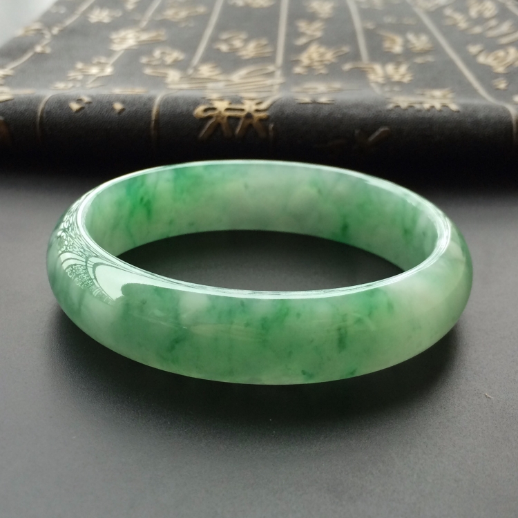 (超值推荐)糯冰种飘花贵妃镯(56.3mm-50.2mm)