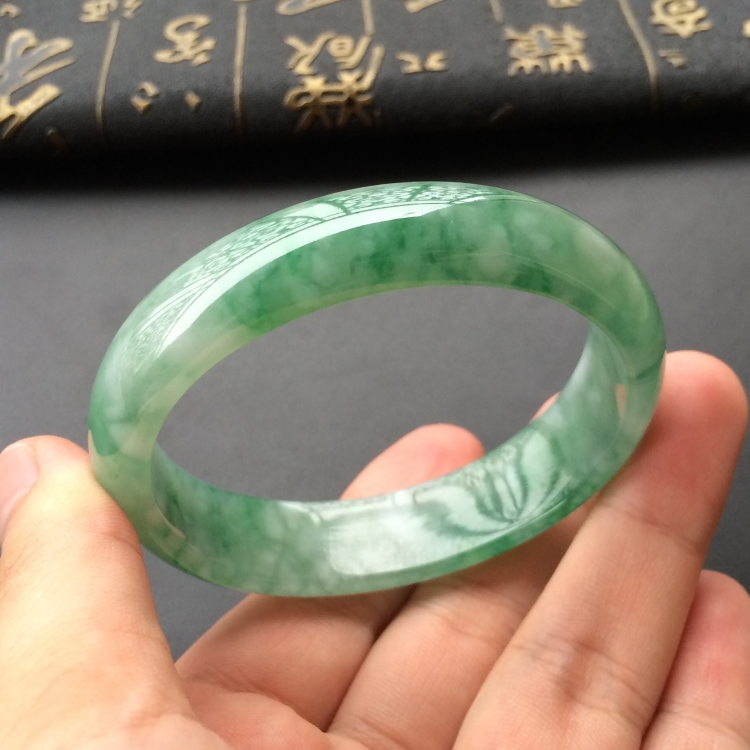 (超值推荐)糯冰种飘花贵妃镯(56.3mm-50.2mm)