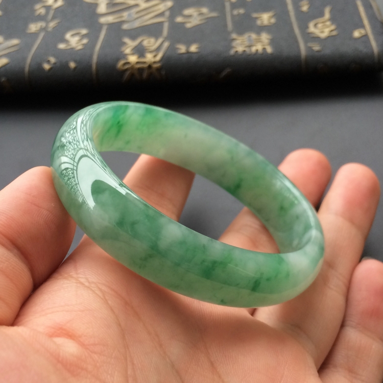 (超值推荐)糯冰种飘花贵妃镯(56.3mm-50.2mm)