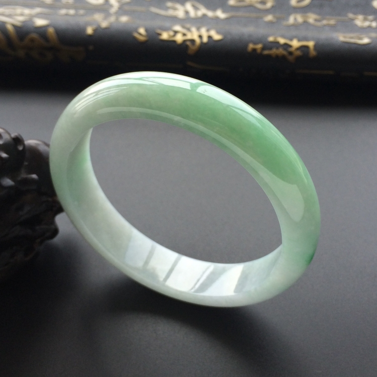 (超值推荐)糯冰种晴水略飘翠手镯（56.8mm）