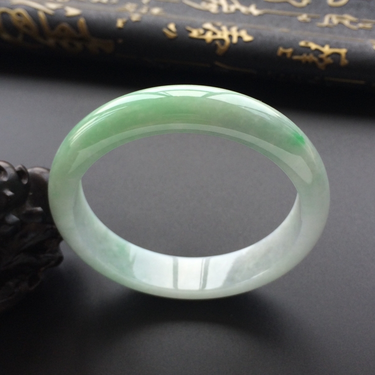 (超值推荐)糯冰种晴水略飘翠手镯（56.8mm）