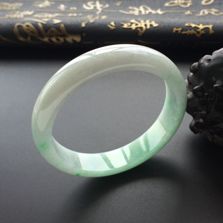 (超值推荐)糯冰种晴水略飘翠手镯（56.8mm）