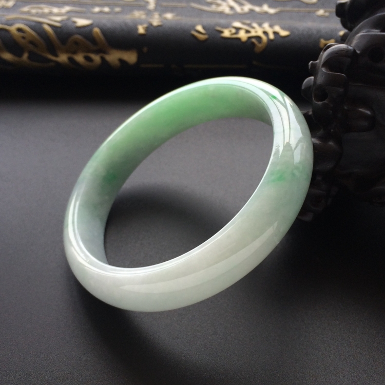 (超值推荐)糯冰种晴水略飘翠手镯（56.8mm）