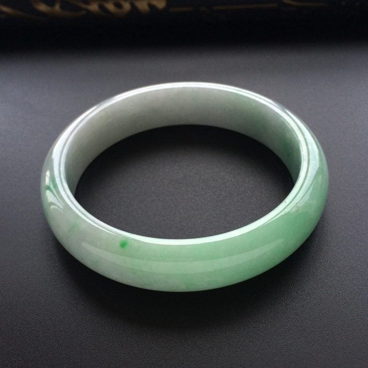 (超值推荐)糯冰种晴水略飘翠手镯（56.8mm）