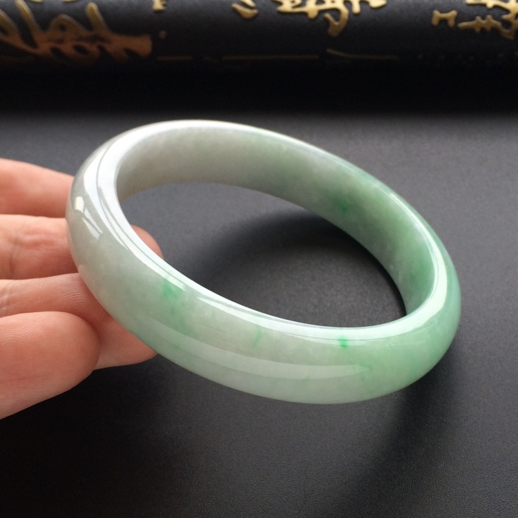 (超值推荐)糯冰种晴水略飘翠手镯（56.8mm）