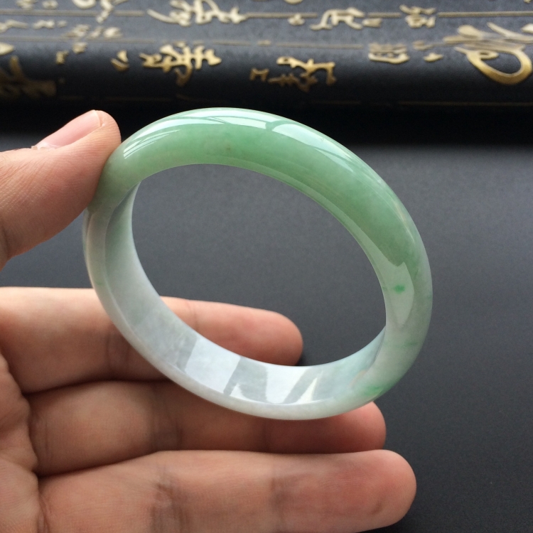(超值推荐)糯冰种晴水略飘翠手镯（56.8mm）