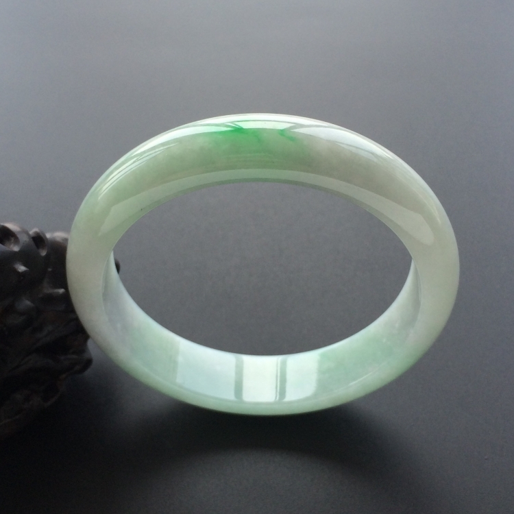 (超值推荐)糯冰种晴水略飘翠手镯（56mm）