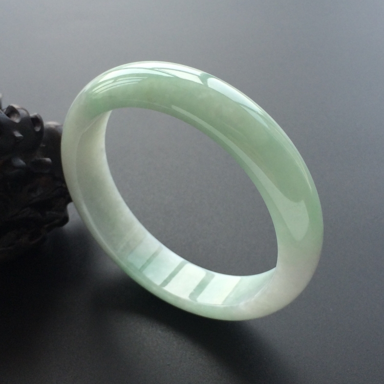 (超值推荐)糯冰种晴水略飘翠手镯（56mm）