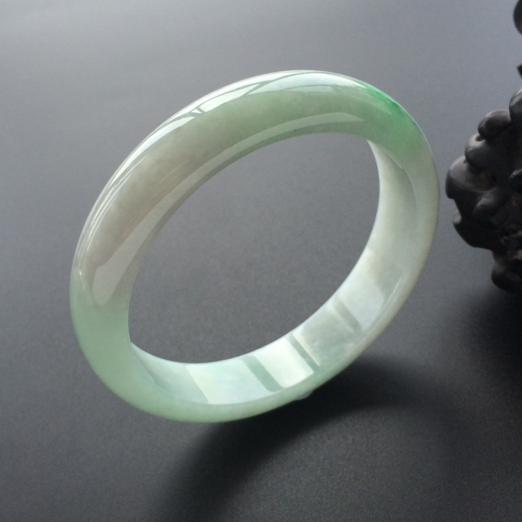 (超值推荐)糯冰种晴水略飘翠手镯（56mm）