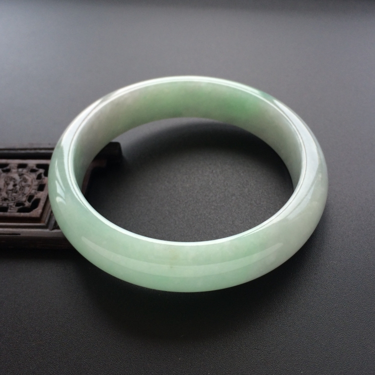 (超值推荐)糯冰种晴水略飘翠手镯（56mm）