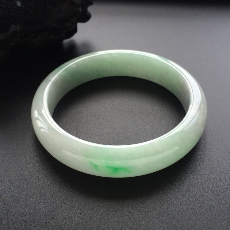 (超值推荐)糯冰种晴水略飘翠手镯（56mm）