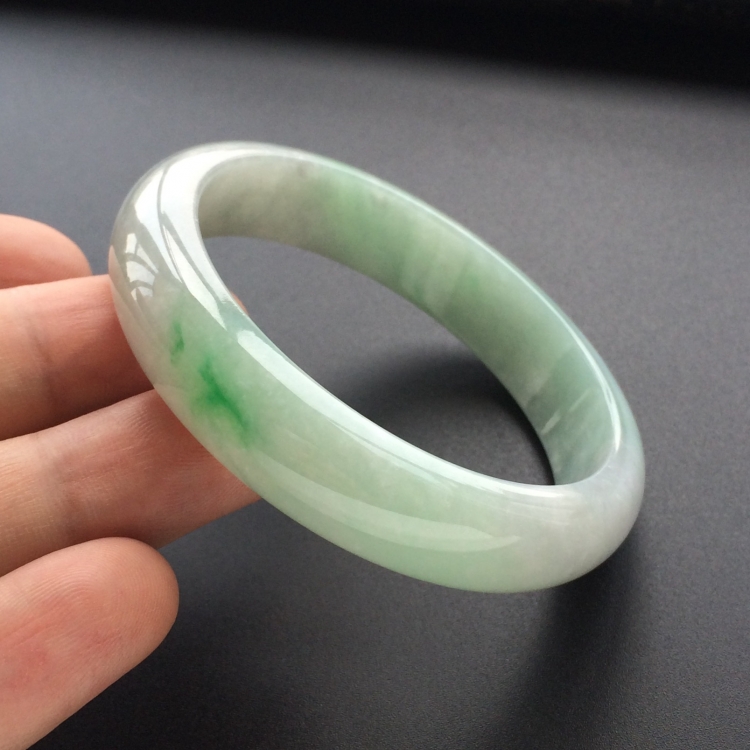 (超值推荐)糯冰种晴水略飘翠手镯（56mm）