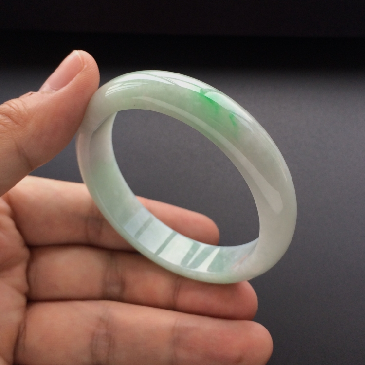 (超值推荐)糯冰种晴水略飘翠手镯（56mm）