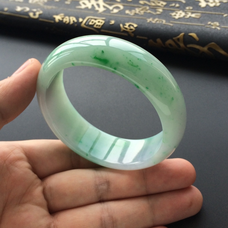 (超值推荐)糯冰种飘翠手镯（60.1mm）