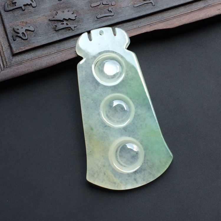 （超值推荐）冰种略飘翠连中三元挂件