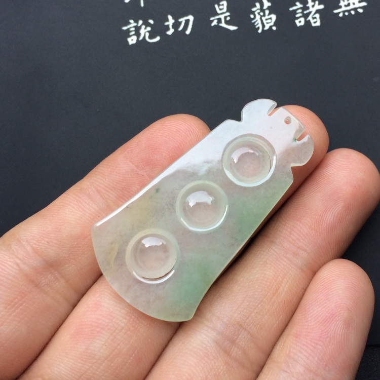 （超值推荐）冰种略飘翠连中三元挂件