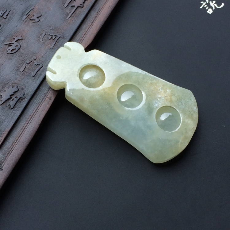 （超值推荐）糯冰种淡晴水连中三元挂件