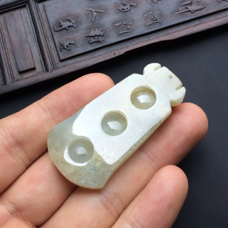 （超值推荐）糯冰种淡晴水连中三元挂件