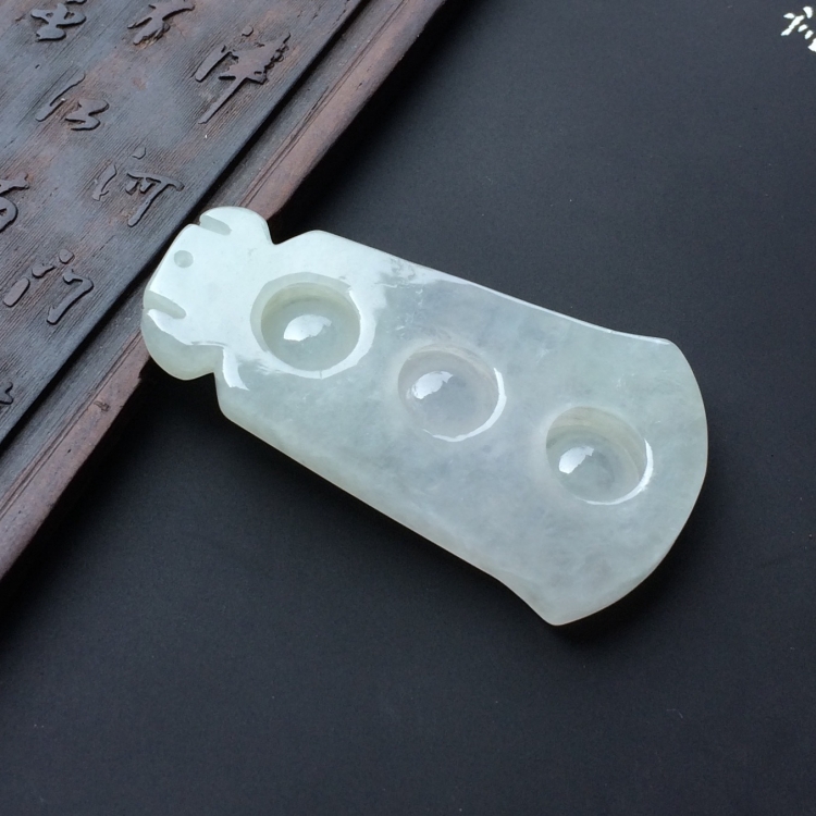 （超值推荐）冰种淡晴水连中三元挂件